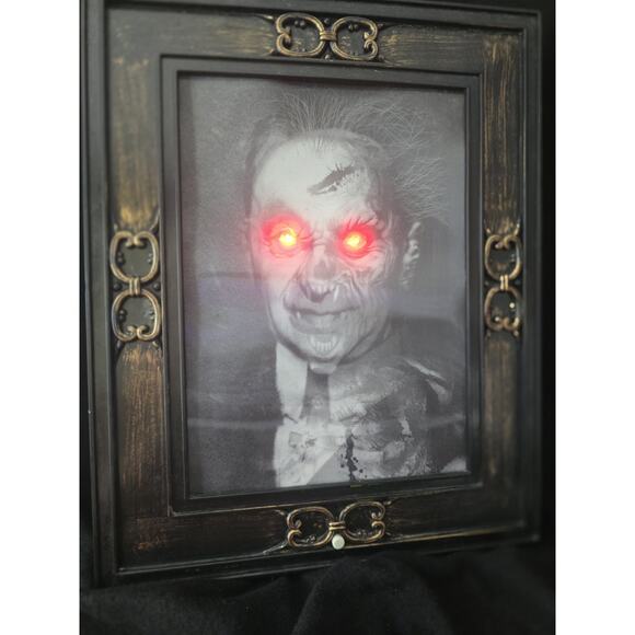 Lenticular Portrait Gemmy Wiki Uncle Hemlock 12 x 15 Vampire Motion & Sound - Picture 5 of 7